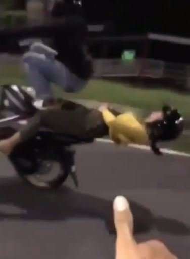 Remaja Lakukan Aksi Freestyle Remaja Lakukan Aksi Freestyle