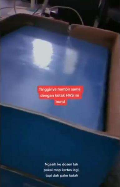 Tinggi skripsinya hampir sama dengan kotak kardus HVS.
