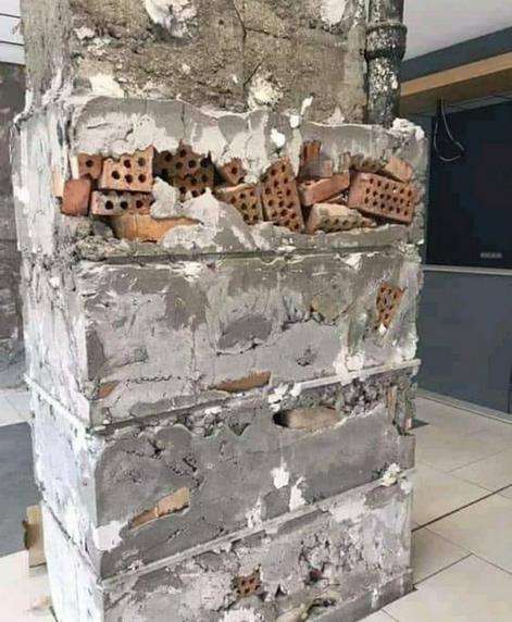 Batu batanya tidak beraturan, yang penting buat pondasi.