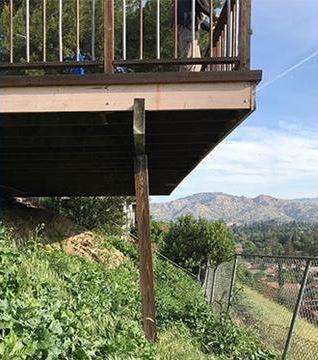 Atas baja tapi penopangnya cuma sebatang kayu.