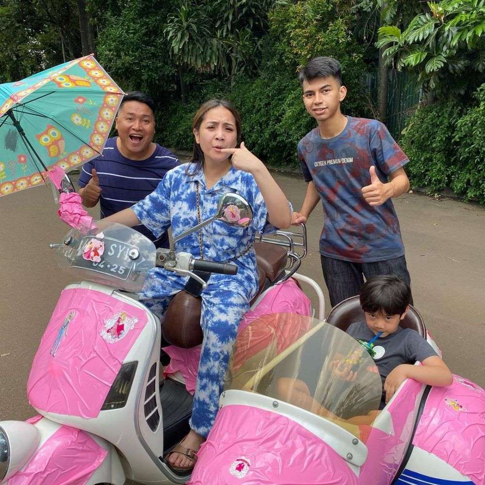 Nagita Slavina naik motor