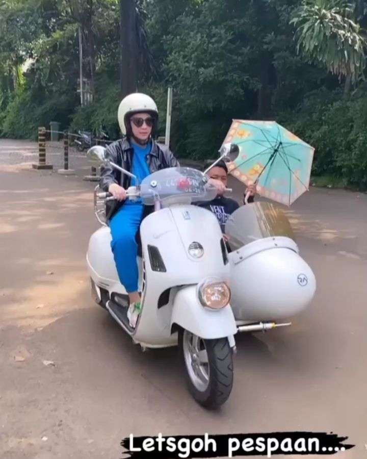 Nagita Slavina naik motor