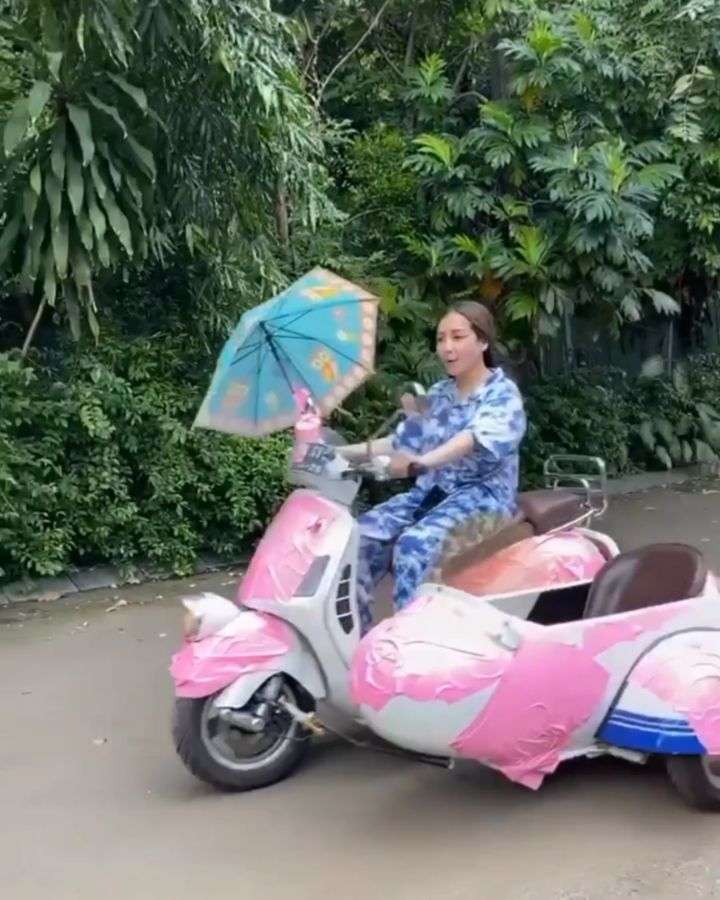 Nagita Slavina naik motor