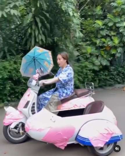 Nagita Slavina naik motor