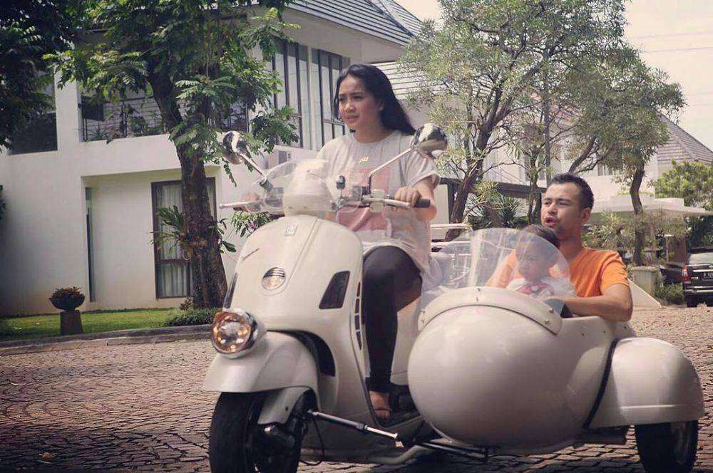 Nagita Slavina naik motor