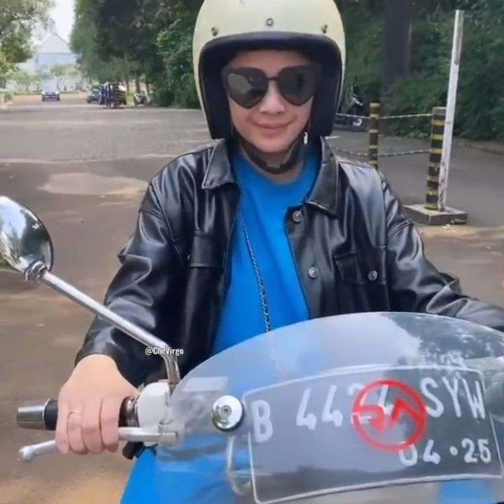 Nagita Slavina naik motor