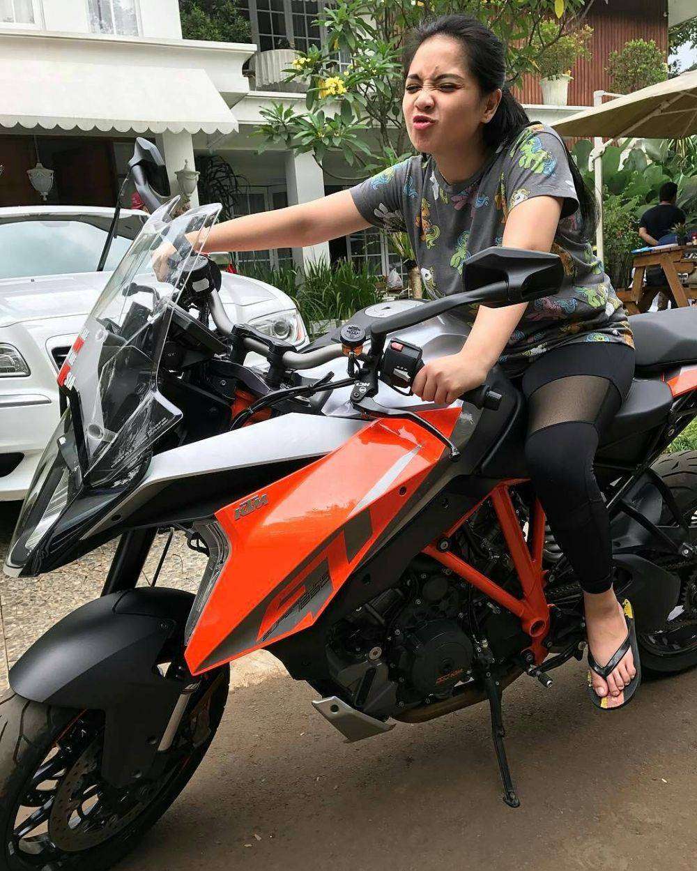 Nagita Slavina naik motor