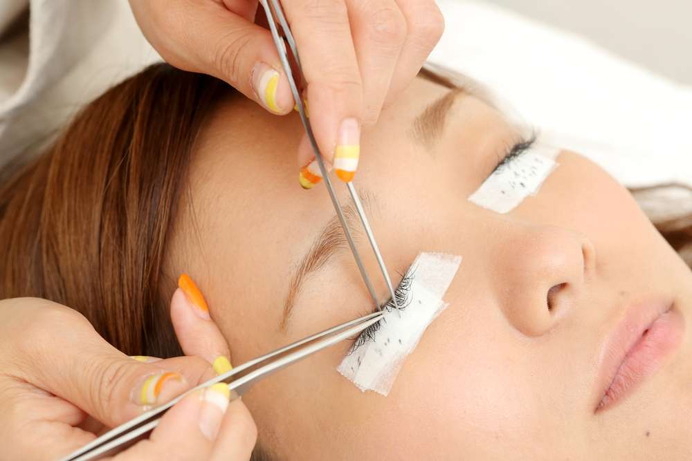 Melepas Eyelash Extension