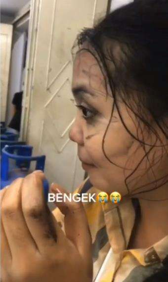 Lunturan maskaranya bikin perih sampai ke mata.
