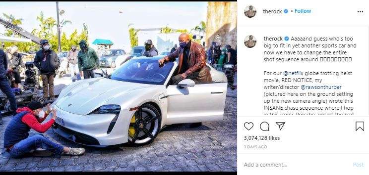 Dwayne Johnson tak bisa masuk ke dalam Porsche Taycan.