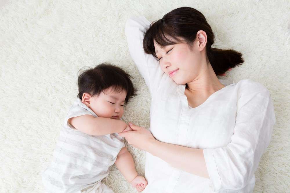 Tidur Siang Sambil Hirup Wangi Minyak Telon, Ini Jurus Jitu Recharge Energi Ibu