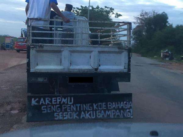 Jangan pikir aku, yang penting kamu bahagia.