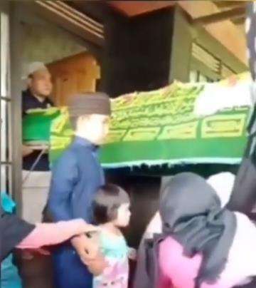 Anak almarhumah yang masih kecil-kecil.