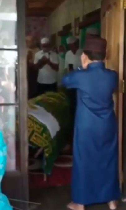 Bocah mengazani sendiri jenazah ibunya.