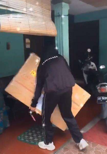 Beli poster harganya mencapai dua juta lebih.