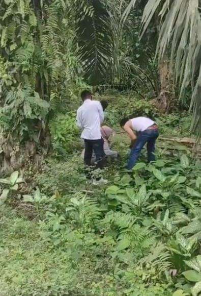 Para bapak juga tak mau kalah dalam menemukan Janda Bolong.