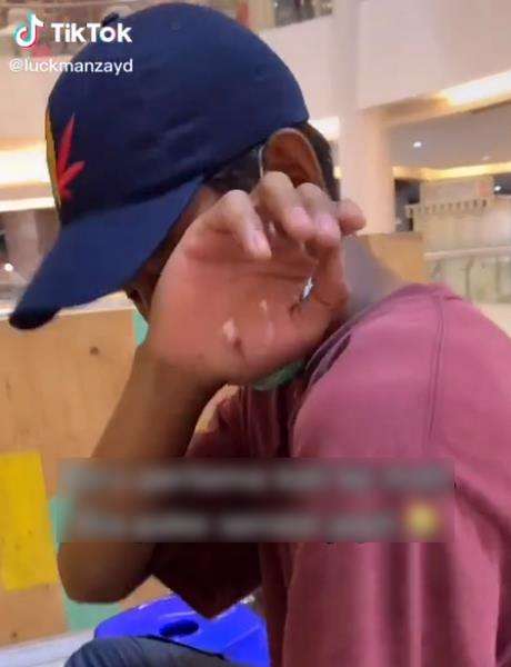 Ikut terharu lihat sahabatnya sangat senang diajak ke mall.