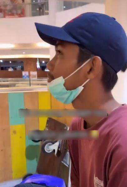 Diajak ke mall cuma pakai sandal jepit.