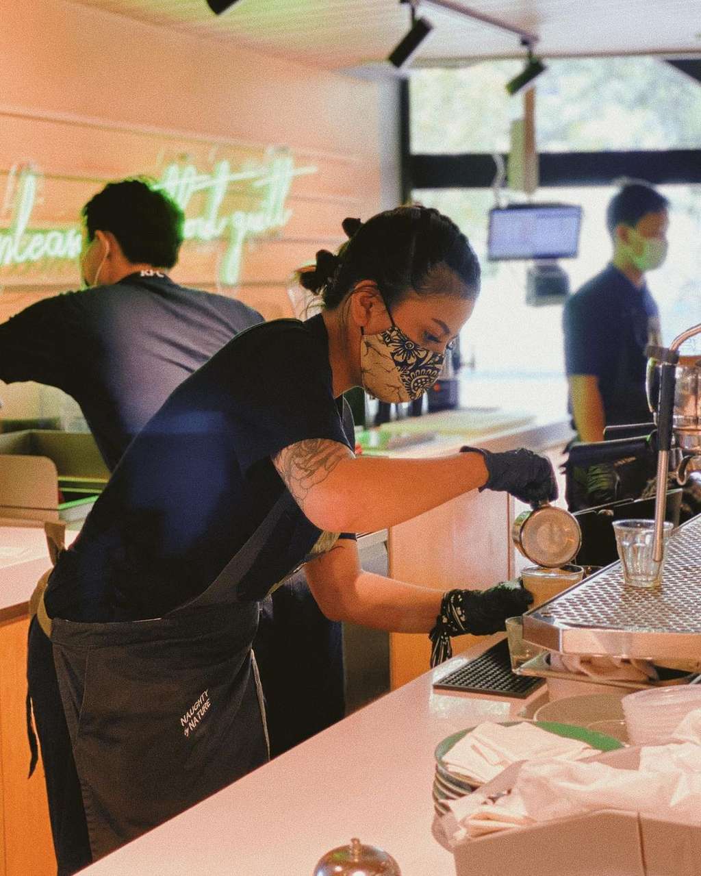 Awkarin jadi pelayan kopi