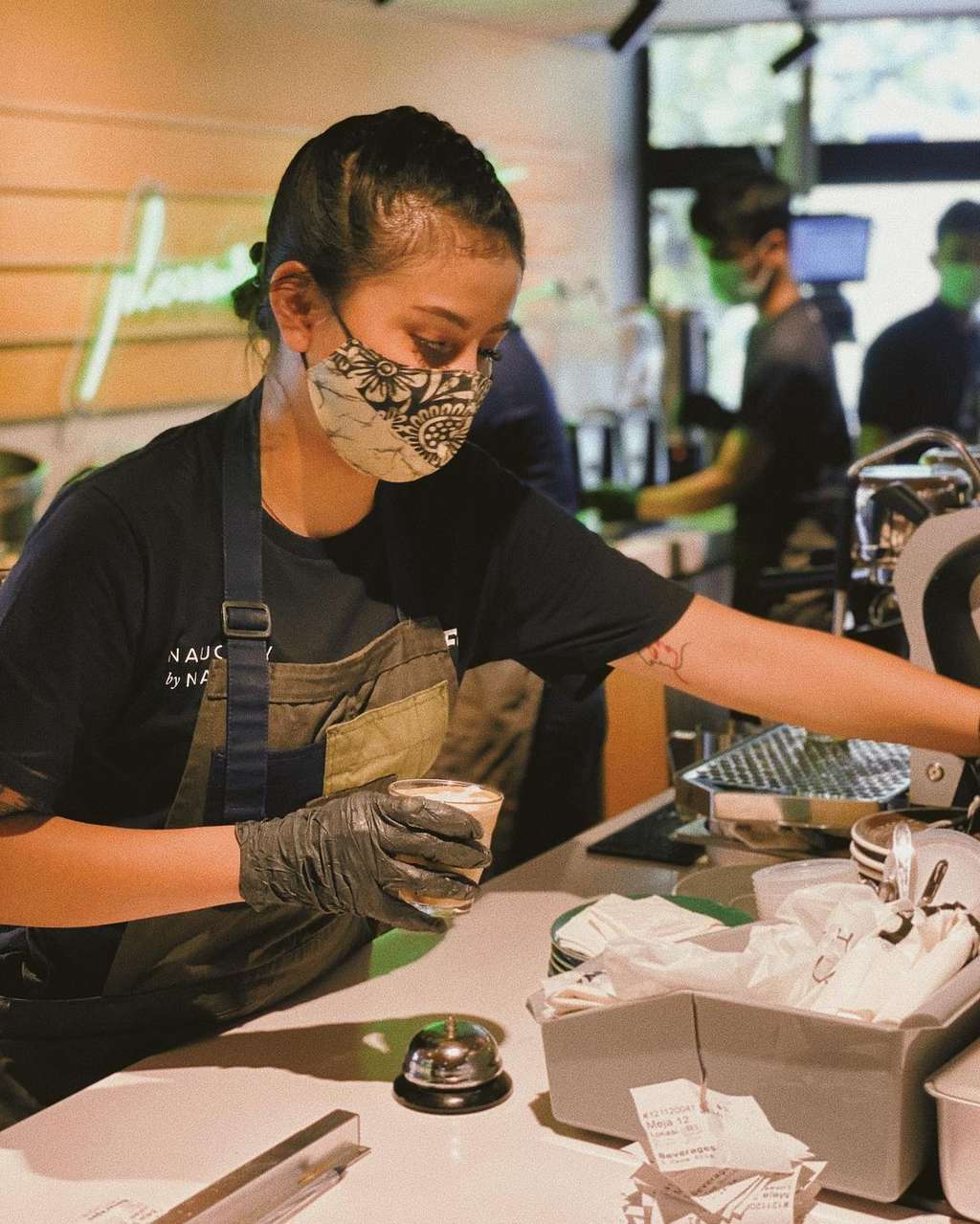 Awkarin jadi pelayan kopi