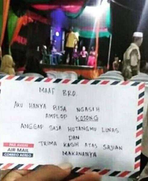 Cuma bisa beri amplop kosong, tapi semua utang lunas.