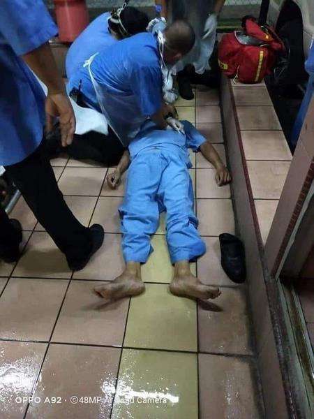 Sopir ambulans meninggal dengan masih memakai baju APD.