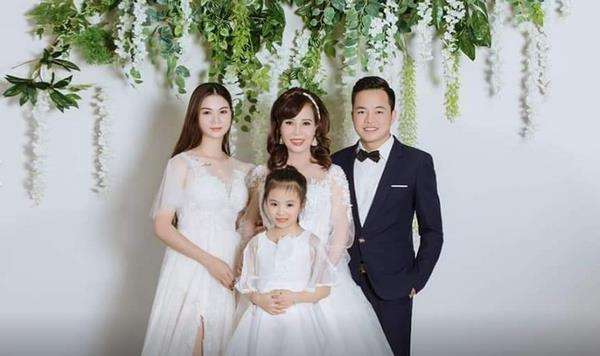 Foto keluarga bersama dua anak dan suaminya.