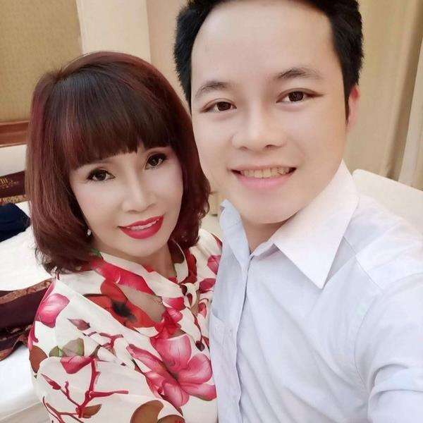 Meski dicemooh, cinta mereka tulus dan murni.