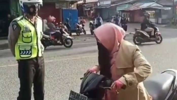 Emak Emak Kabur