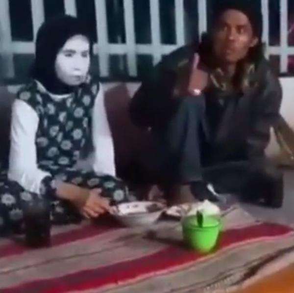 Dandanan wanita saat makan di warung lesehan jadi sorotan netizen.