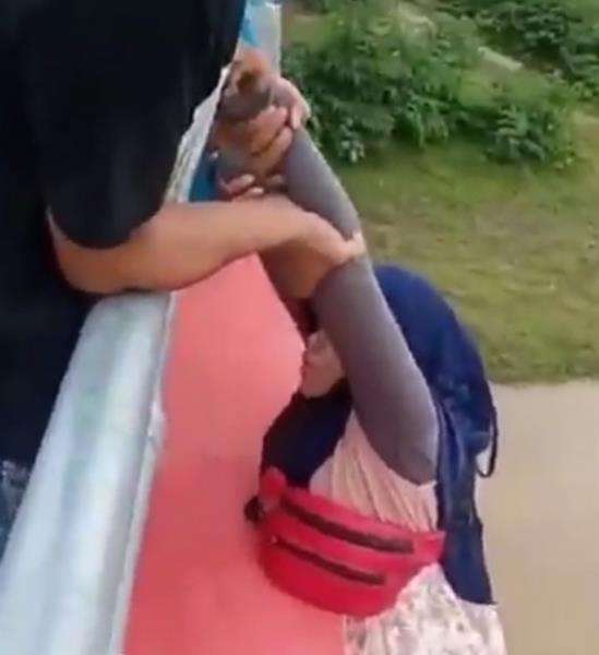 Beruntung emak-emak ini akhirnya bisa diselamatkan.