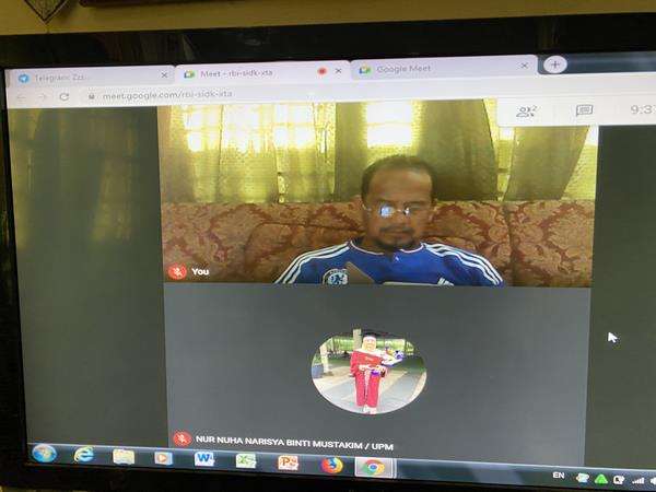 Akhirnya kelas online itu dihadiri oleh anaknya sendiri.
