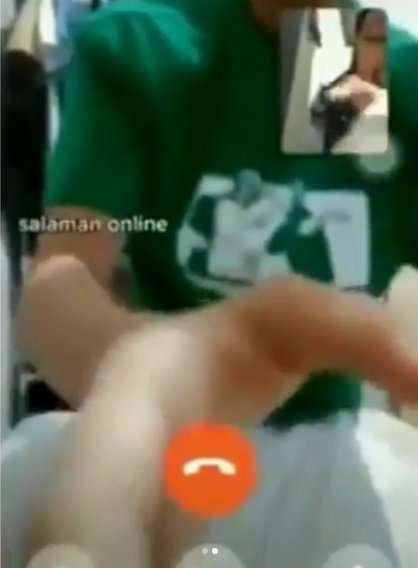 Pasangan ABG Shalat Jamaah Online