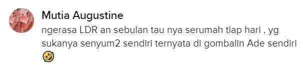 Si kakak senyum-senyum, tak tahunya digombalin adik sendiri.
