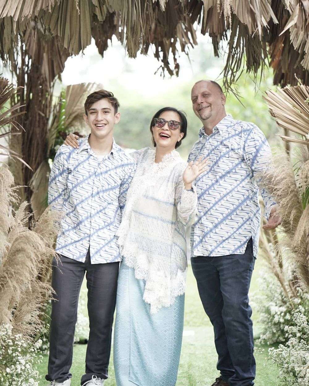 Penyanyi yang menikah dengan bule