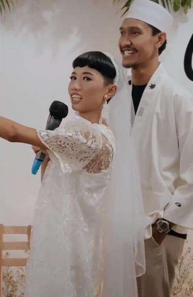 Konsep busana pernikahan tanpa repot busana adat.
