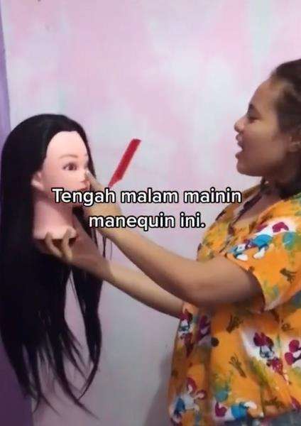 Mainan kepala manekin malam-malam.