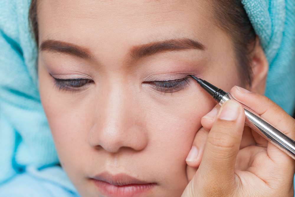 Mengaplikasikan Eyeliner