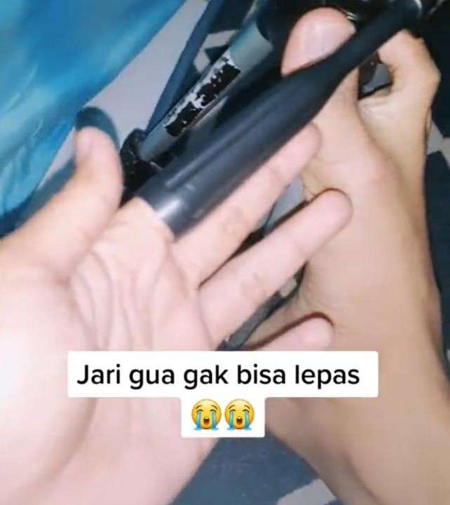 Jari nyangkut di tripod
