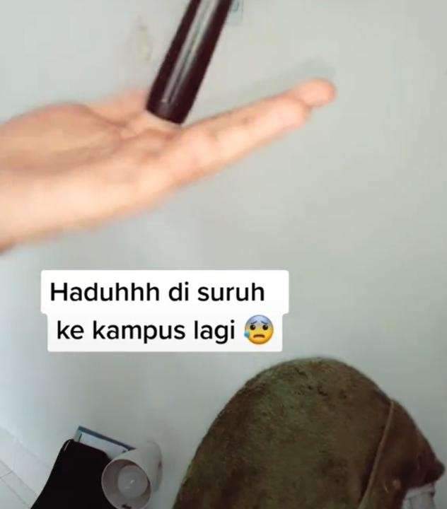 Jari nyangkut di tripod