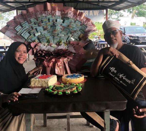Kejutan dari anak bikin ibu menangis.