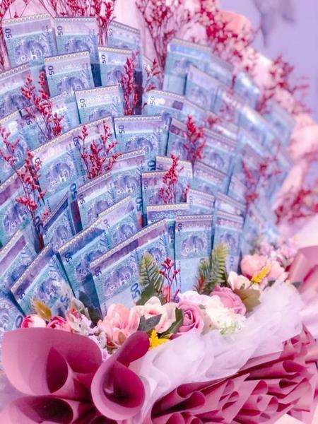 Buket bunga yang dibuat dari lembaran uang ringgit.