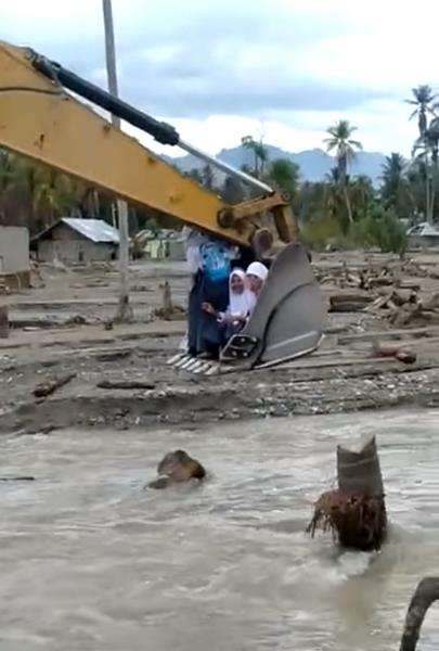 Menyeberang sungai pakai ekskavator.
