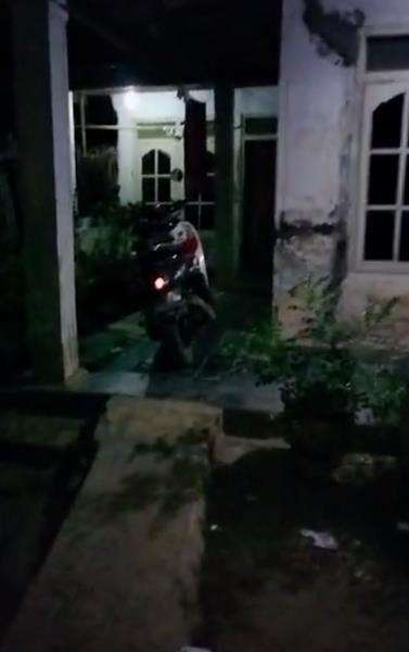 Labrak pelakor di rumahnya.