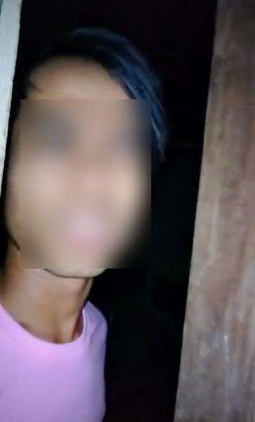 Disambut suami yang tampak baru bangun tidur.