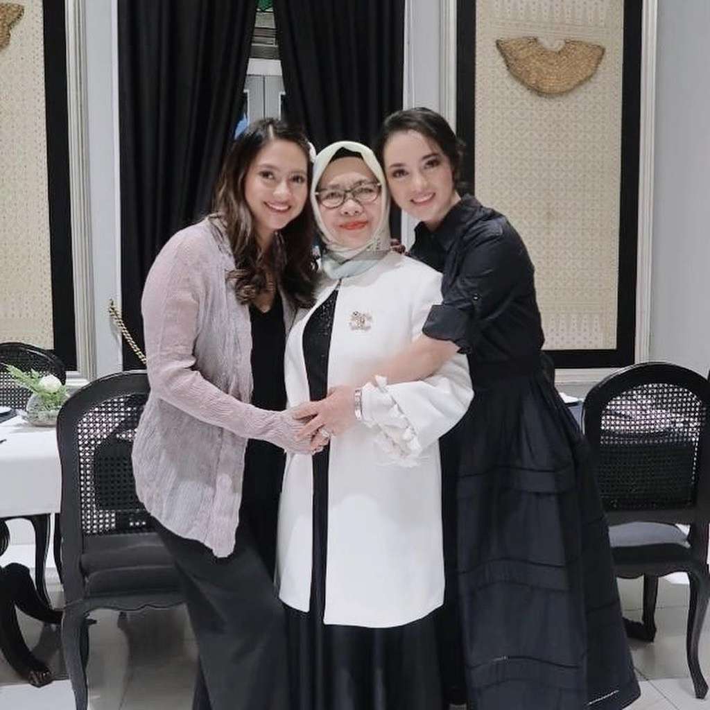 Rini dan Ririn bersama Ibunda Rini dan Ririn bersama Ibunda