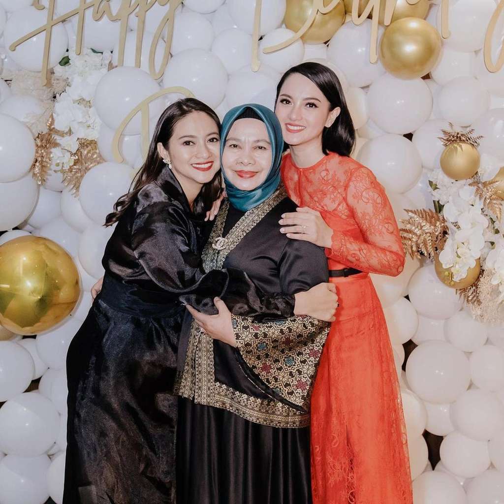 Rini dan Ririn bersama Ibunda Rini dan Ririn bersama Ibunda
