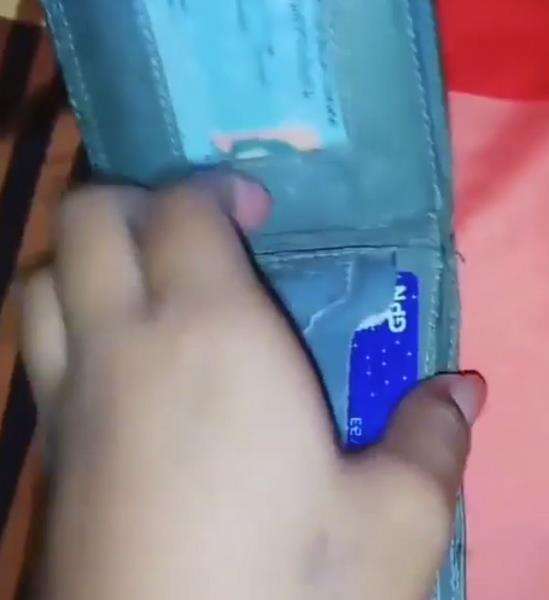 Tak sangka wanita temukan ini di dompet suami.