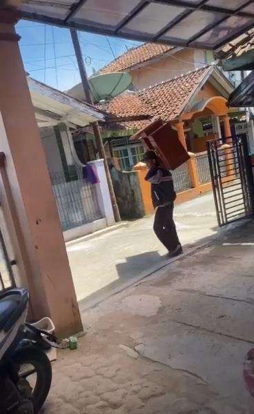 Nadiatu hanya bisa menyisihkan sebagian rezekinya untuk bapak itu.