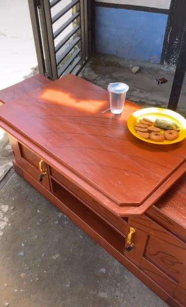 Hanya bisa memberi camilan dan minuman.